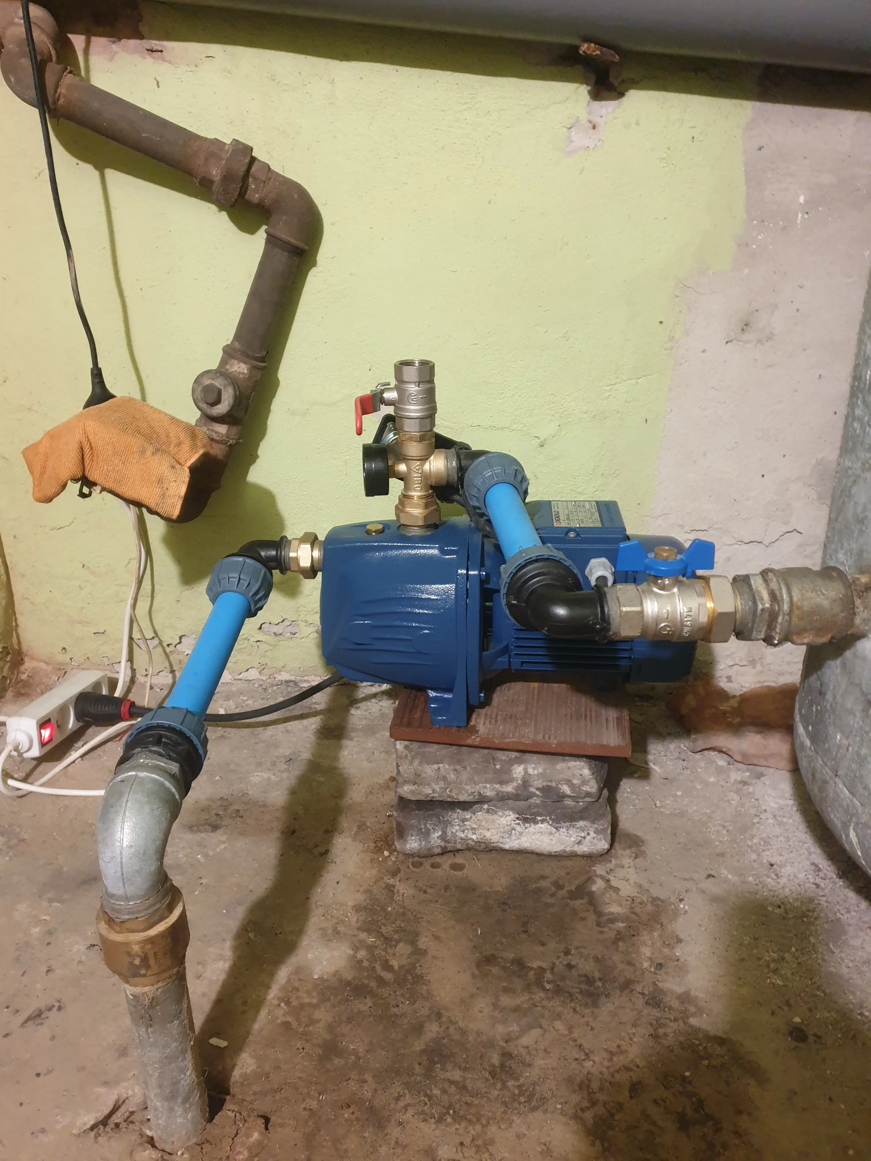 pompa hydroforowa Pedrollo Jswm 2A z wygodnym zalewaniem, które jest niezbędne, aby przygotować pompę do prawidłowego uruchomienia