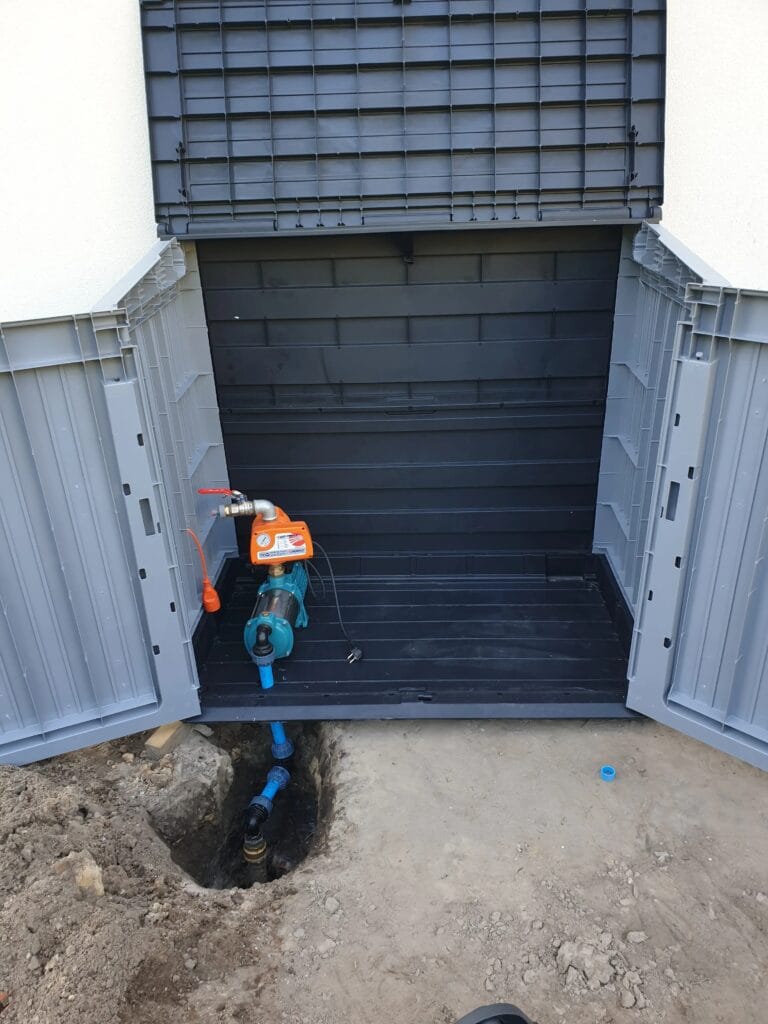 Pompa ssąca (np. Pedrollo) z automatem Pedrollo EASY PRESS zainstalowana wewnątrz plastikowej obudowy ogrodowej (np. Keter).