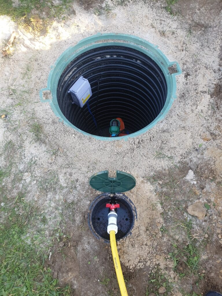 Montaż Hydromonters.pl: główna komora studni (góra) z automatem Pedrollo EASY PRESS i oddzielny, wygodny punkt poboru wody (dół).