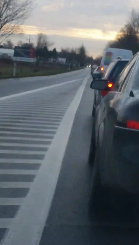 Serwisant pomp głębinowych Hydromonters.pl w drodze do klienta na warszawskiej Białołęce. Zdjęcie przedstawiające korek uliczny w godzinach szczytu.