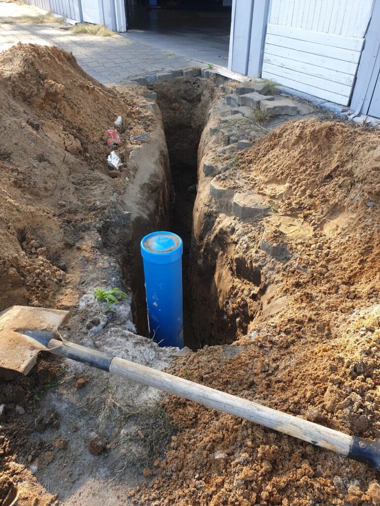 Przygotowanie do montażu dwóch pomp w jednej studni głębinowej (niebieska rura osłonowa), z wykopem na dwa oddzielne przyłącza.
