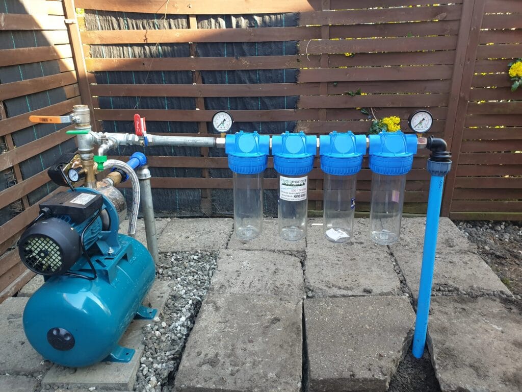 Zestaw hydroforowy (pompa i zbiornik) połączony z 4-stopniową stacją filtracji wody. Filtry są zainstalowane na tłoczeniu (po pompie).