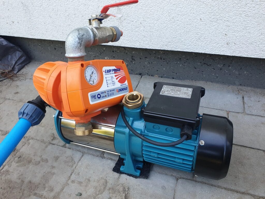 Zestaw pompowy Pedrollo: pompa hydroforowa (INOX/żeliwo) zintegrowana z elektronicznym automatem sterującym Pedrollo EASY PRESS.