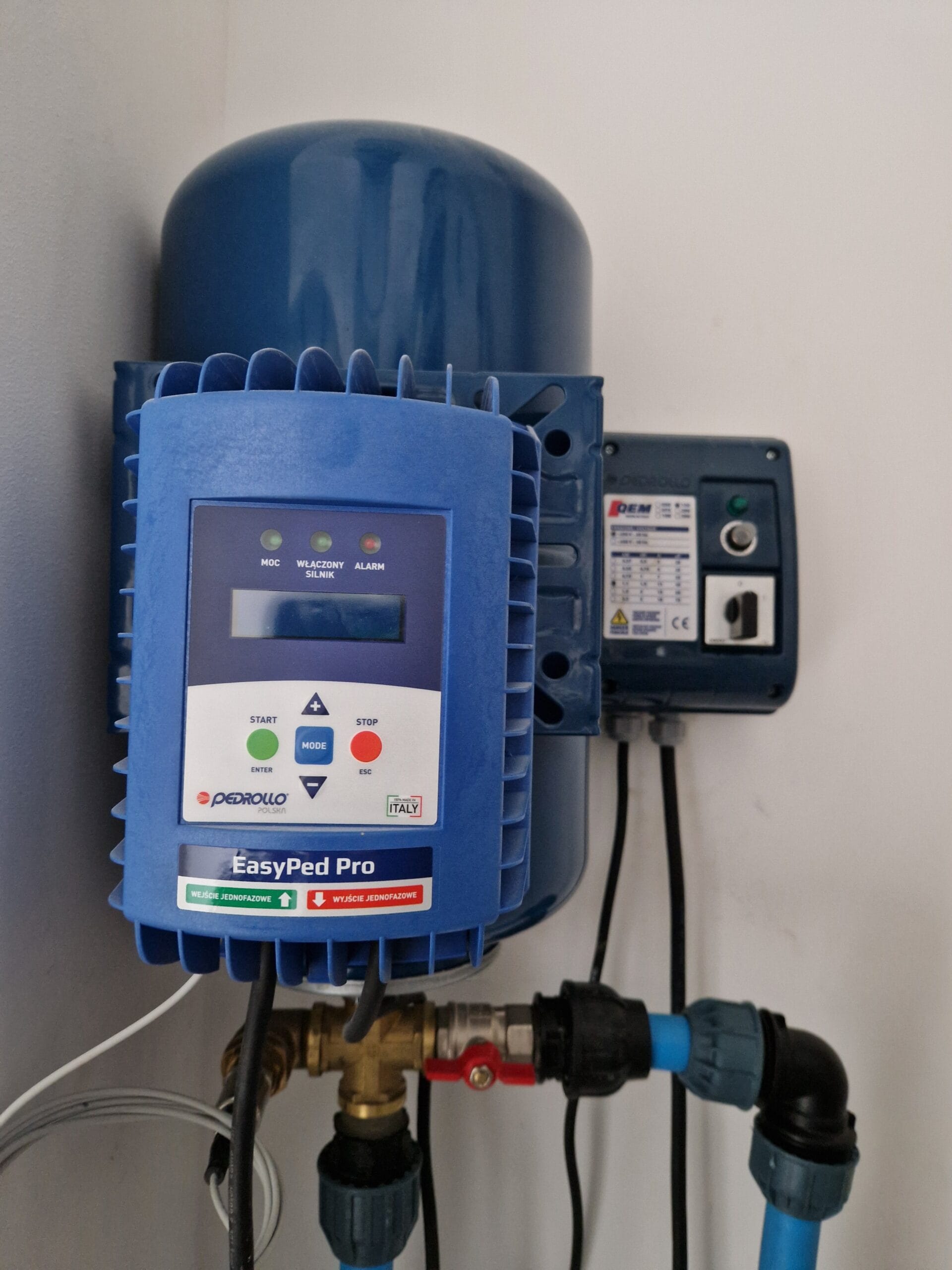 Falownik Pedrollo EasyPed Pro fabrycznie zamontowany na pionowym zbiorniku hydroforowym Pedrollo. Profesjonalna instalacja sterownika pompy.