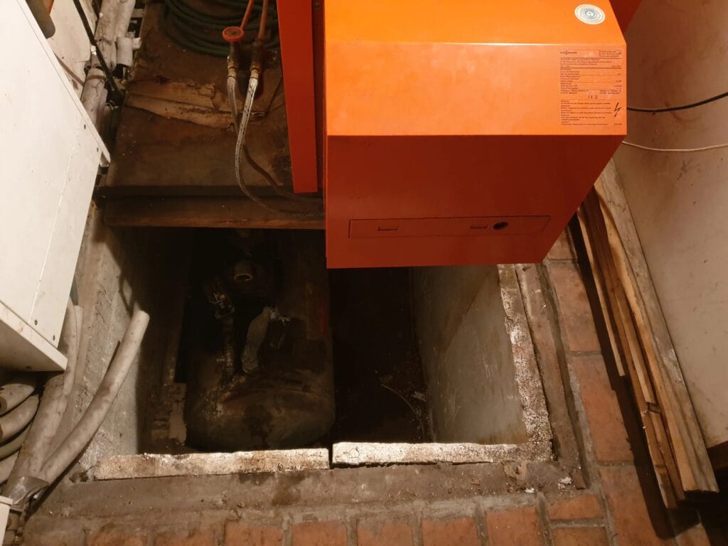 Kardynalny błąd: stary zbiornik hydroforowy ocynkowany schowany w kanale rewizyjnym w kotłowni, co uniemożliwia jego serwisowanie.