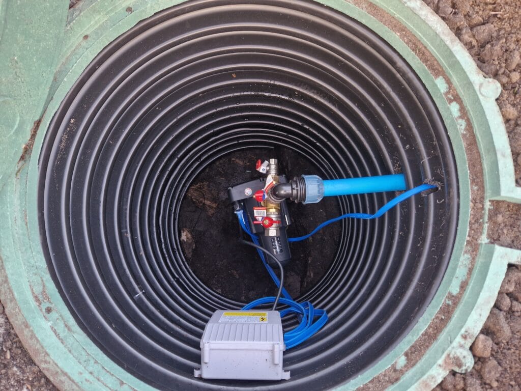 Hermetyczna głowica studni w suchej komorze rewizyjnej, wyposażona w "smaczek techniczny": automat sterujący Coelbo zintegrowany z reduktorem ciśnienia.