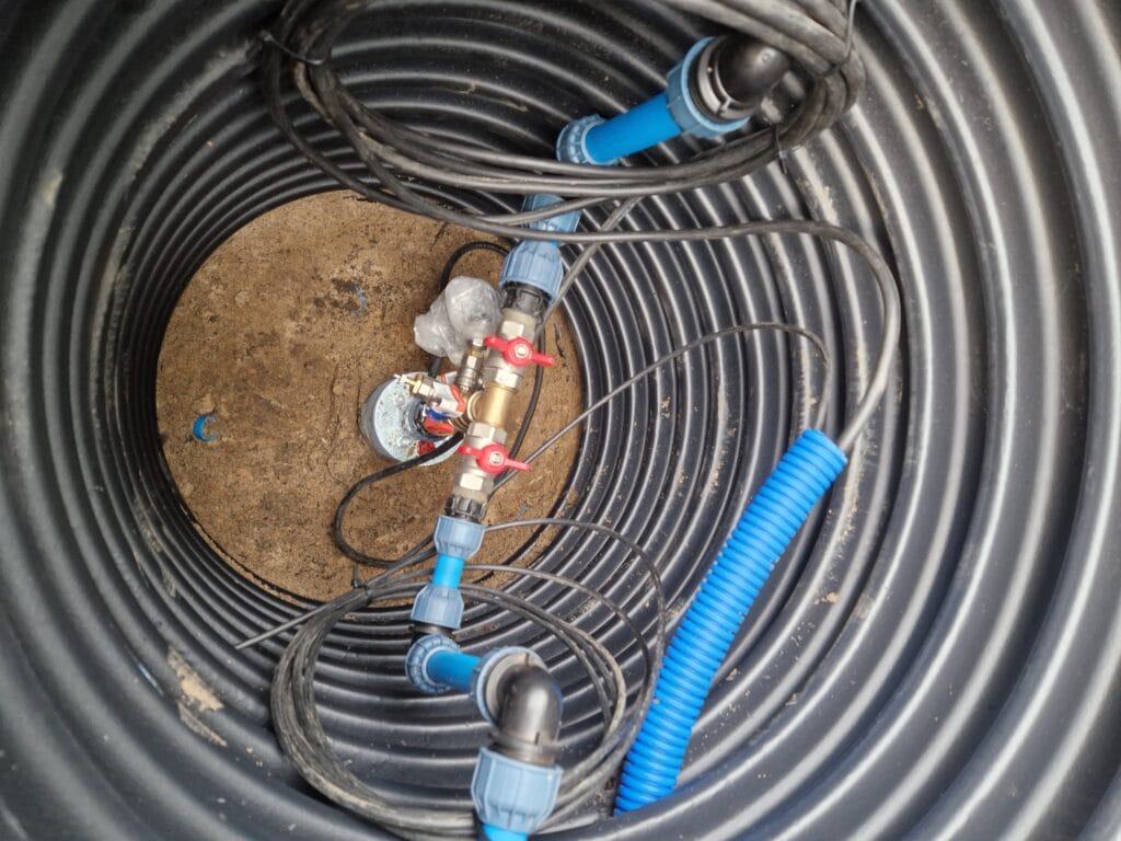 Wielofunkcyjny rozdzielacz mosiężny na głowicy studni, z zaworem do przedmuchiwania systemu nawadniania kompresorem przed zimą.