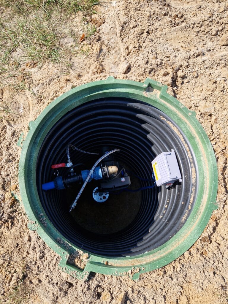 Hermetyczna głowica studni w suchej komorze rewizyjnej, wyposażona w "smaczek techniczny": dwa niezależne wyjścia (pobory wody).