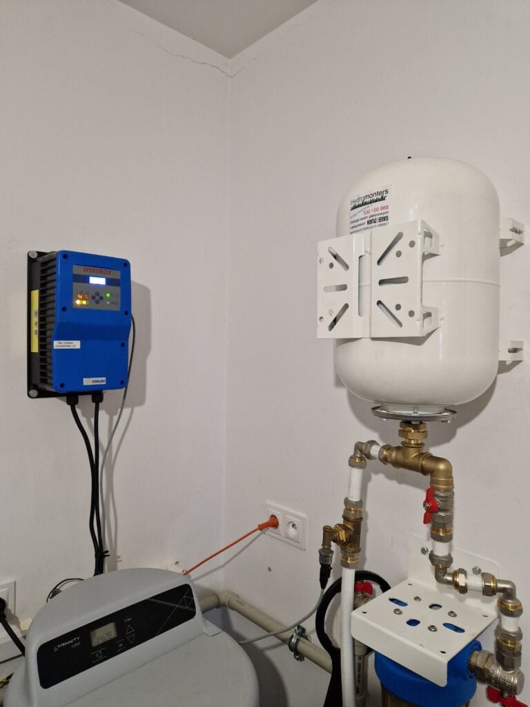 Wyróżniająca się instalacja premium Hydromonters.pl: falownik Coelbo Speedbox, zbiornik buforowy GWS i zmiękczacz wody Trinity.