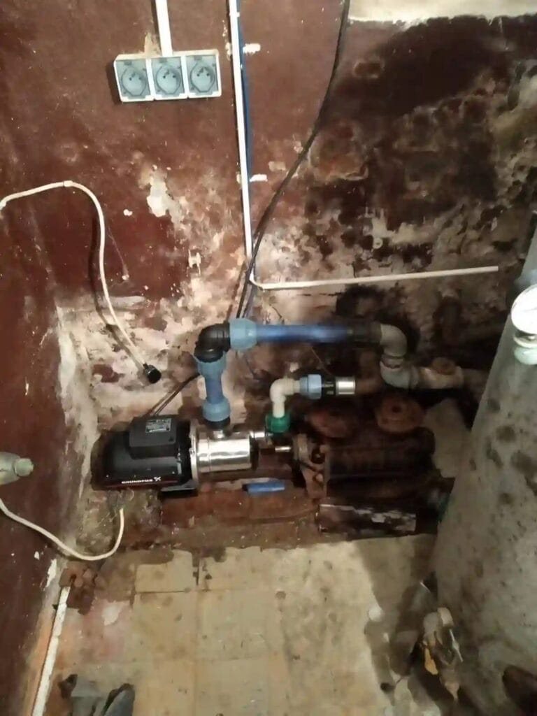 Krytyczne zagrożenie: nowa pompa hydroforowa zainstalowana w wilgotnej piwnicy z błędem syfonu na ssaniu i śmiertelnie niebezpieczną elektryką 230V.