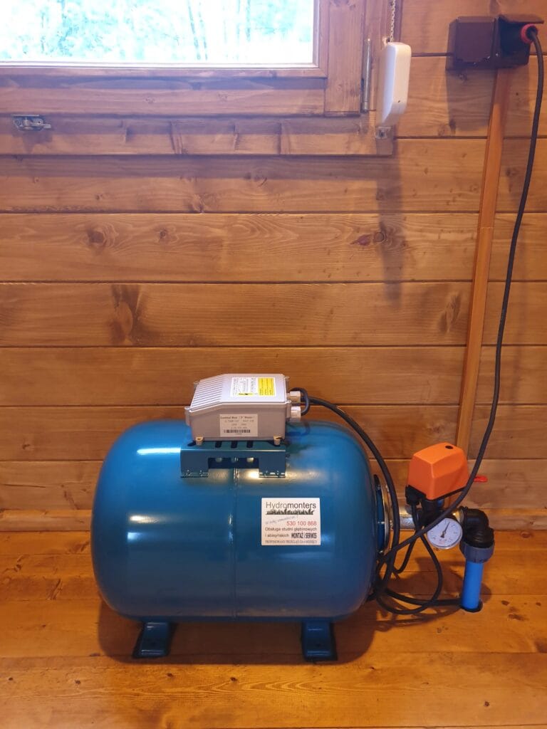 Poprawna instalacja Hydromonters.pl do pompy głębinowej w domku letniskowym. Widoczny zbiornik, box rozruchowy i wyłącznik Pedrollo PSG.