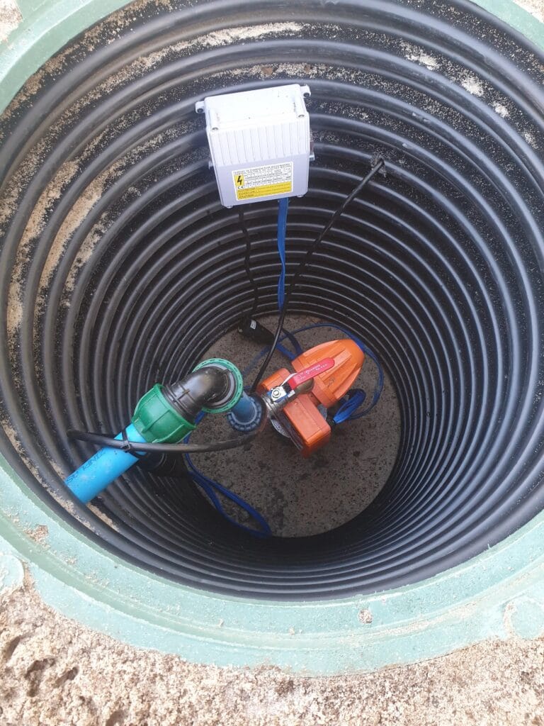 Instalacja pompy głębinowej (Warszawa) z automatem sterującym Pedrollo EASY PRESS (pomarańczowy), dedykowana do systemu automatycznego nawadniania.