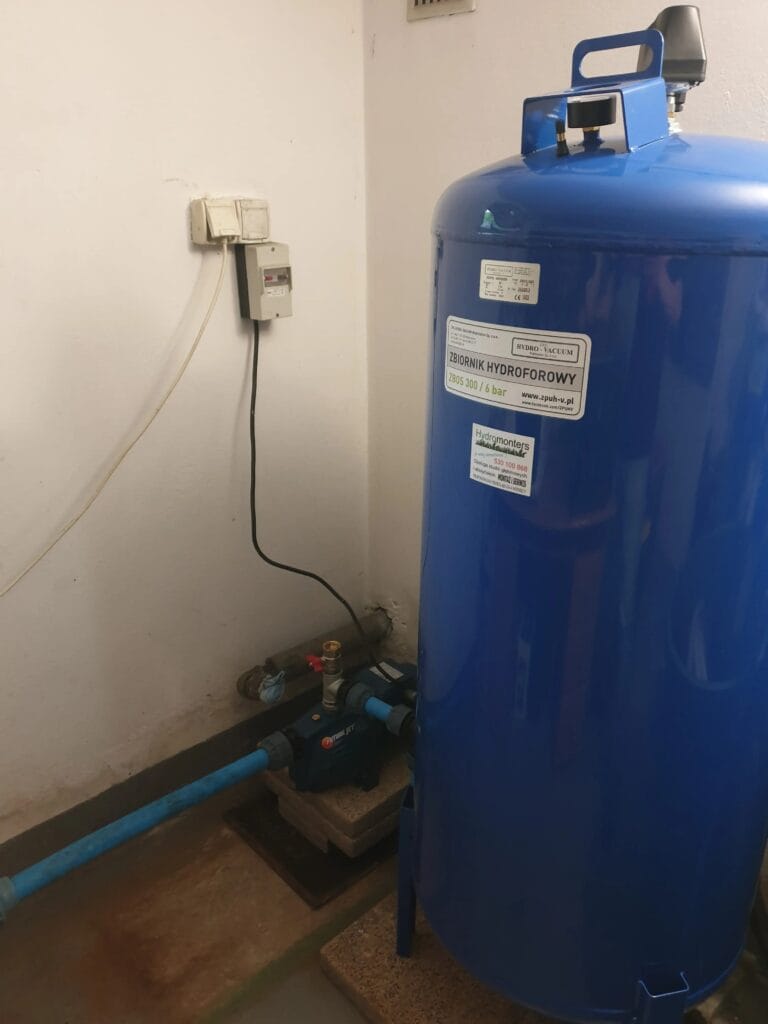 Letni montaż Hydromonters.pl: trójfazowa pompa Pedrollo FUTURE JET (400V) i duży zbiornik przeponowy HYDRO-VACUUM (Grudziądz).