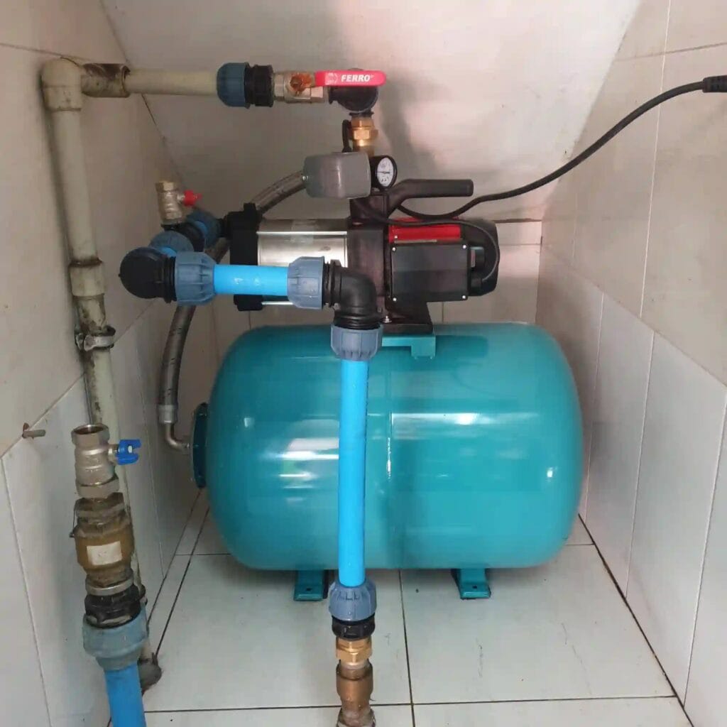 Klasyczny montaż pompy premium Leader (INOX). Widoczna poprawna geometria rury ssącej (PE) i integracja ze starą rurą "ocynk".