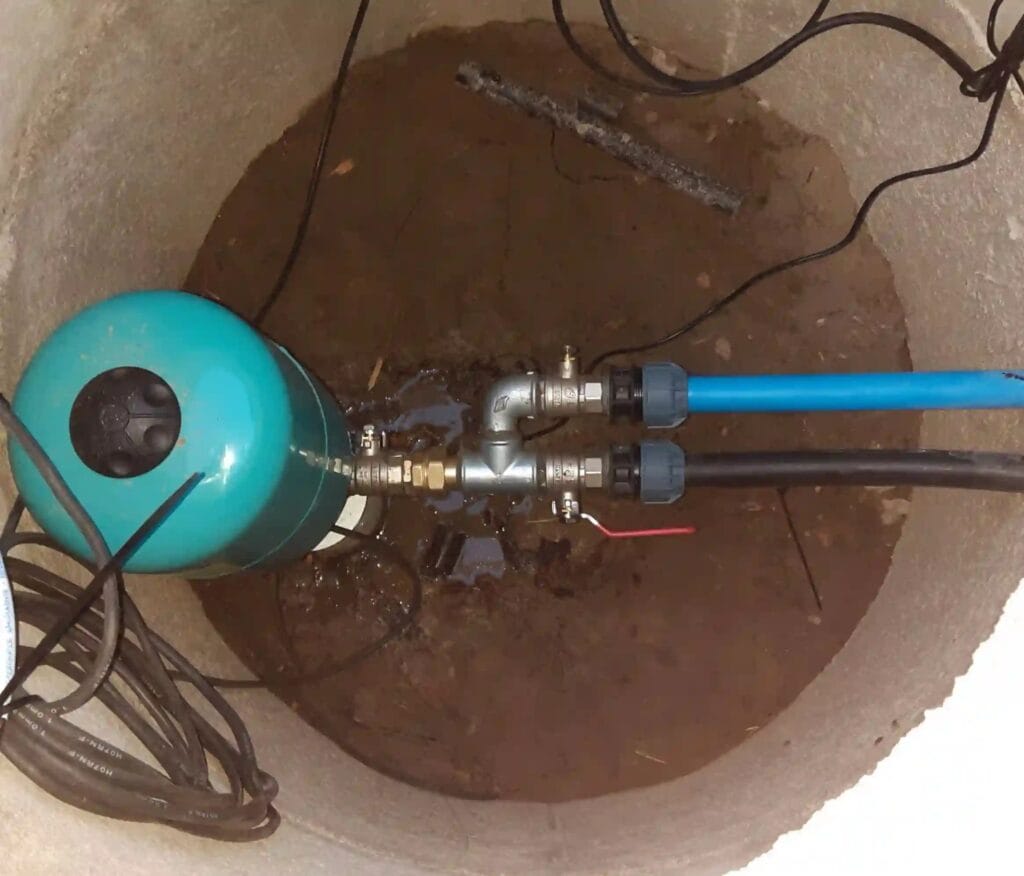 Osprzęt pompy głębinowej (zbiornik, armatura) stojący w zalanej błotem studni (Warszawa). Wymaga instalacji pompy zatapialnej.