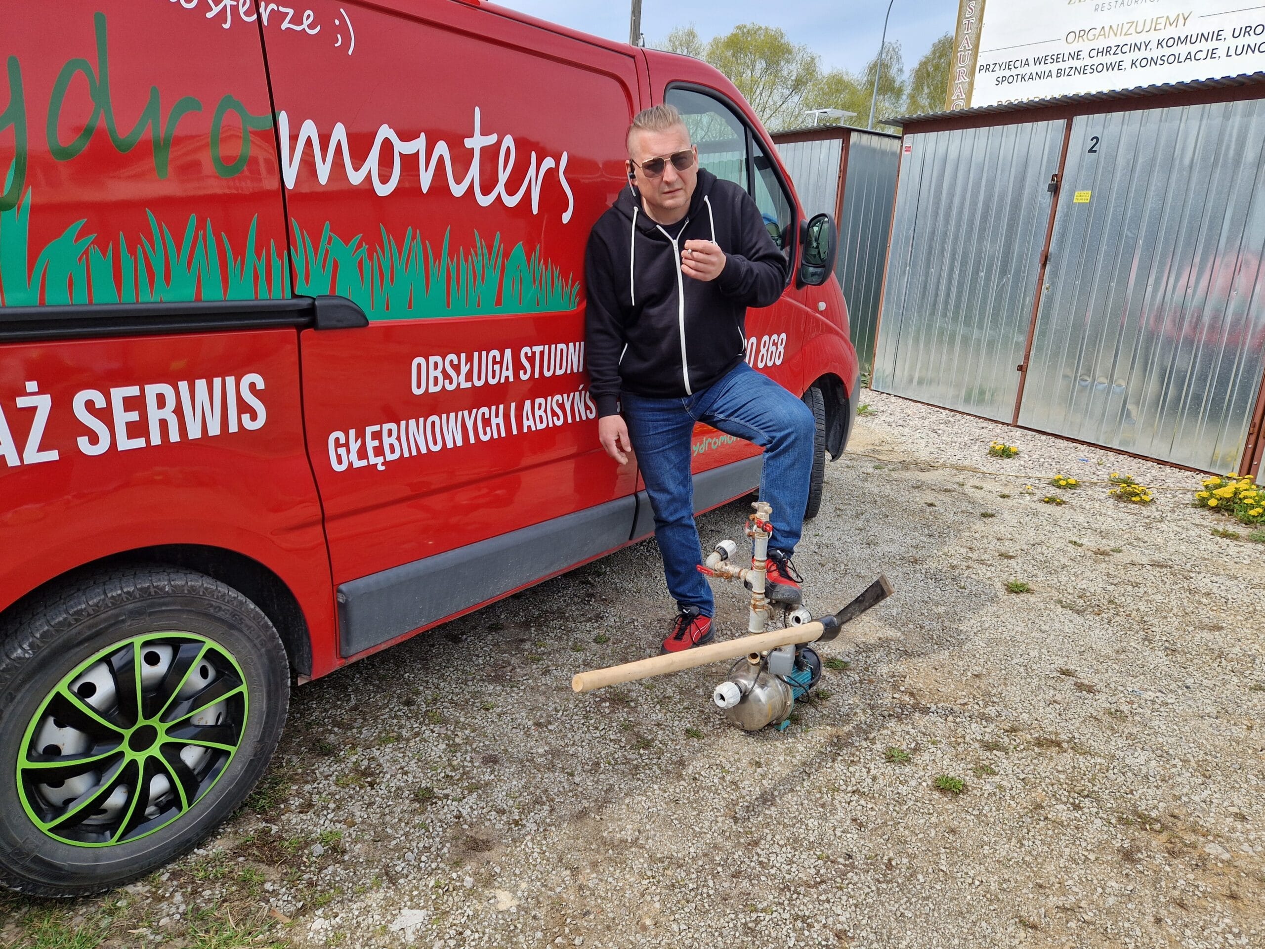 Instalator i założyciel Hydromonters.pl przy czerwonym wozie serwisowym (VAN), gotowy do serwisu pompy abisyńskiej.