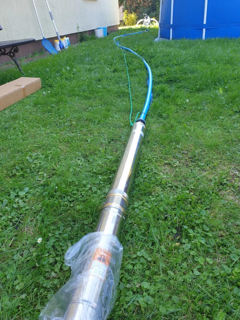 Odpowiedź na pytanie "jaka pompa do studni": Nowa pompa głębinowa (stal nierdzewna), "uzbrojona" w rurę PE i linkę asekuracyjną, gotowa do montażu w Warszawie.