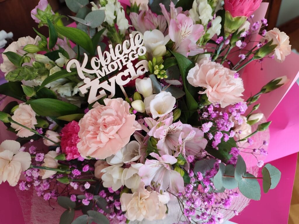 Bukiet dla "Kobiety mojego życia" – "smaczek techniczny" z zakresu E-E-A-T, pokazujący ludzką twarz i wsparcie firmy Hydromonters.pl.