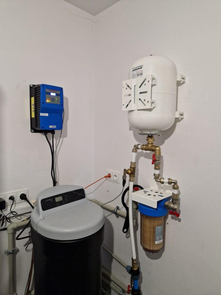 Kompletny system premium Hydromonters.pl: falownik Hydroo (lub Pedrollo), zmiękczacz wody Impact i zbiornik buforowy Baico Hydrovaccum.