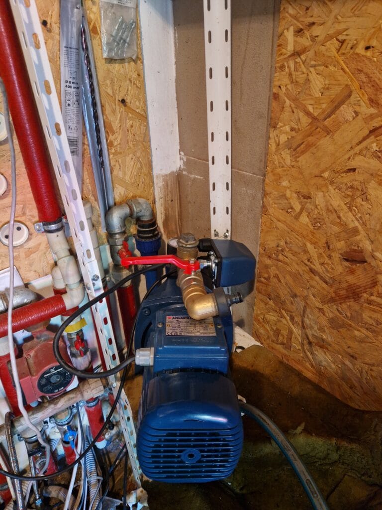 Pompa hydroforowa Pedrollo (niebieska) zainstalowana w kotłowni obok "serca" ogrzewania - czerwonej pompy obiegowej Wilo.