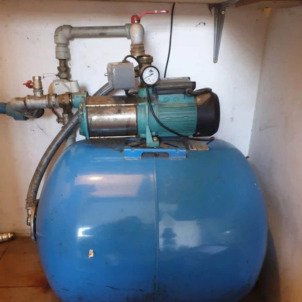 Zestaw hydroforowy (pompa MHI 1300 na zbiorniku) podłączony na sztywno do instalacji z rur PP, co przenosi destrukcyjne wibracje na budynek.