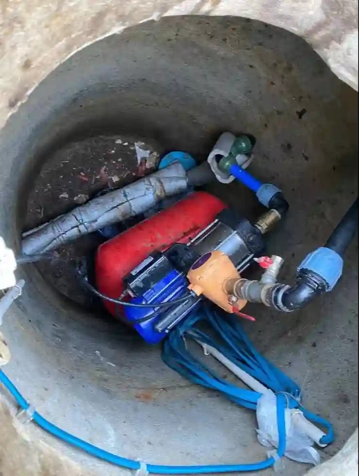 Katastrofalny błąd: pompa powierzchniowa, zbiornik przeponowy i automat Brio zainstalowane razem w nieszczelnej, mokrej studni kręgowej.