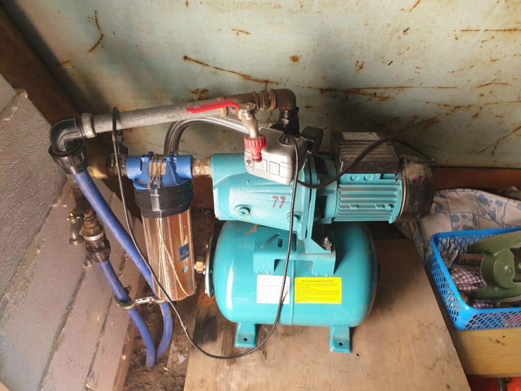 Potrójny kardynalny błąd: pompa JET-100A z filtrem na ssaniu, miękkim wężem ssącym i pułapką powietrzną (syfonem) = gwarantowane zatarcie.