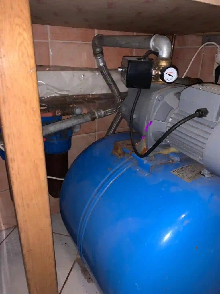 Potrójna katastrofa montażowa: nowa pompa JSW-150 ze starym zbiornikiem ORAZ wężem ssącym na ssaniu ORAZ pułapką powietrzną (syfonem).