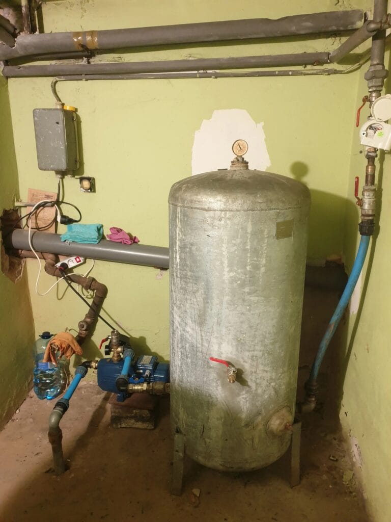 Pompa Pedrollo JSWm podłączona do starej studni abisyńskiej (ocynk) i dużego, archaicznego zbiornika ocynkowanego.