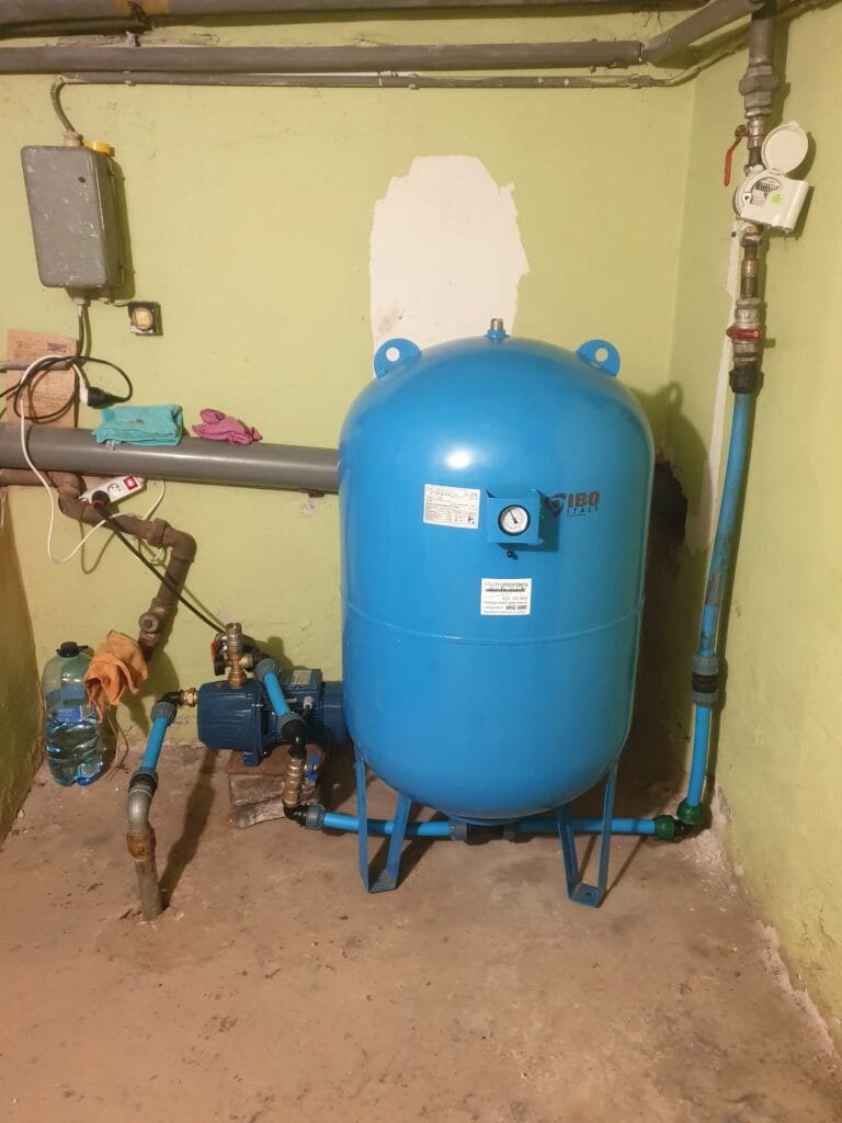 Serwis Hydromonters.pl: Modernizacja starej studni abisyńskiej (rura ocynkowana) przez montaż nowej pompy Pedrollo JSWm i zbiornika IBO Poland.