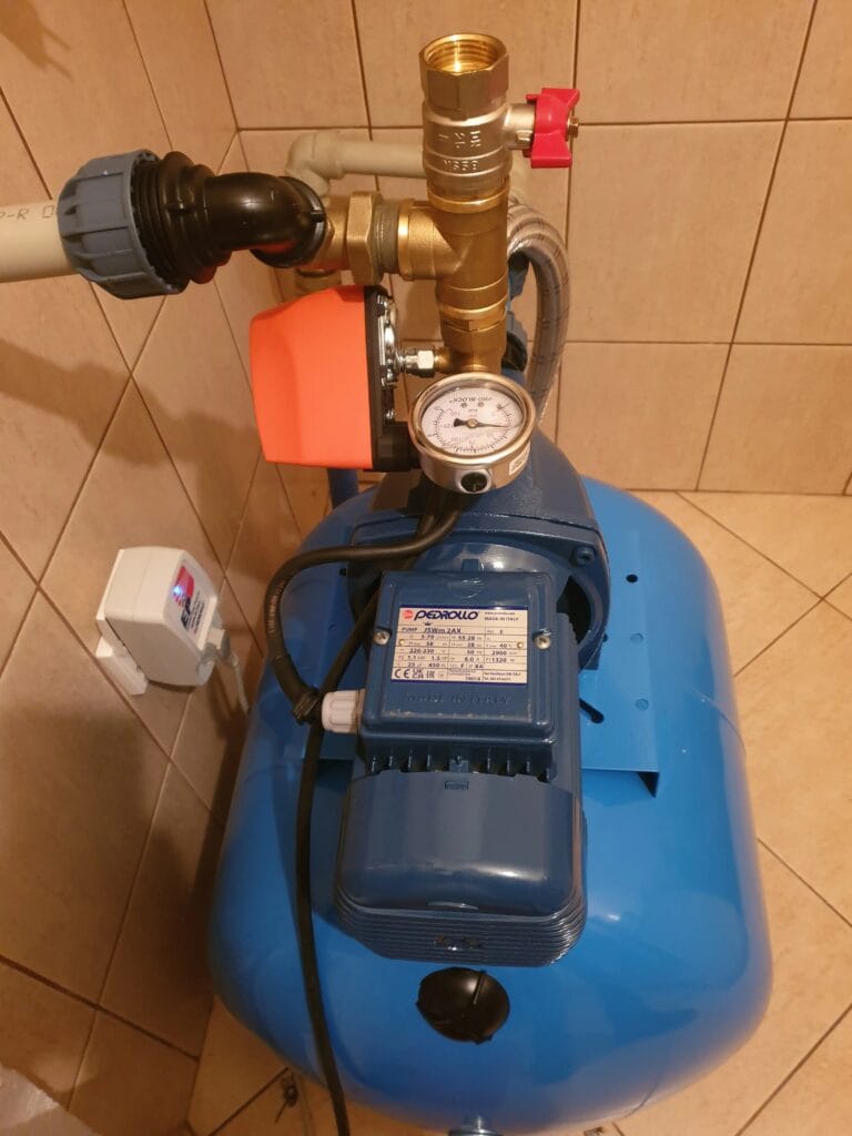 System hybrydowy: pompa Pedrollo JSWm 2AX ze sterownikiem Pedrollo PSG (pomarańczowy) oraz dedykowanym zabezpieczeniem elektronicznym (EP) chroniącym silnik.