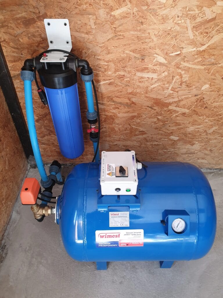 Poprawny montaż (Białołęka): osprzęt pompy głębinowej (Box, Wimest, Pedrollo PSG) i dedykowany filtr (niebieski) na linii nawadniania.