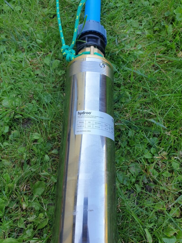 Nowa pompa głębinowa premium Hydroo S3,5P3-15 (3.5 cala), "uzbrojona" w rurę PE i linkę żeglarską, gotowa do montażu.