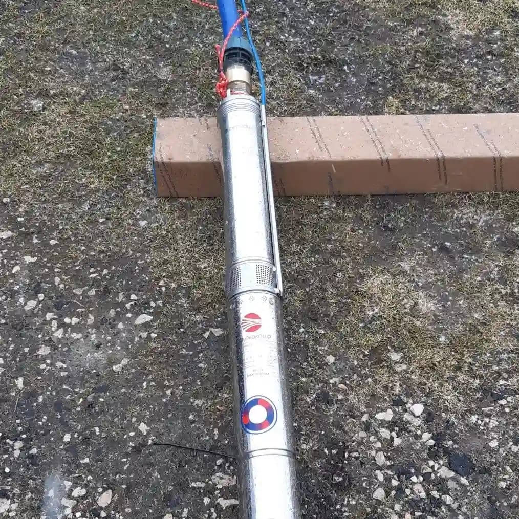 "Uzbrajanie" pompy głębinowej premium Pedrollo 4SRm 4/12 (4 cale, "pływające wirniki"), gotowej do montażu w studni głębinowej.