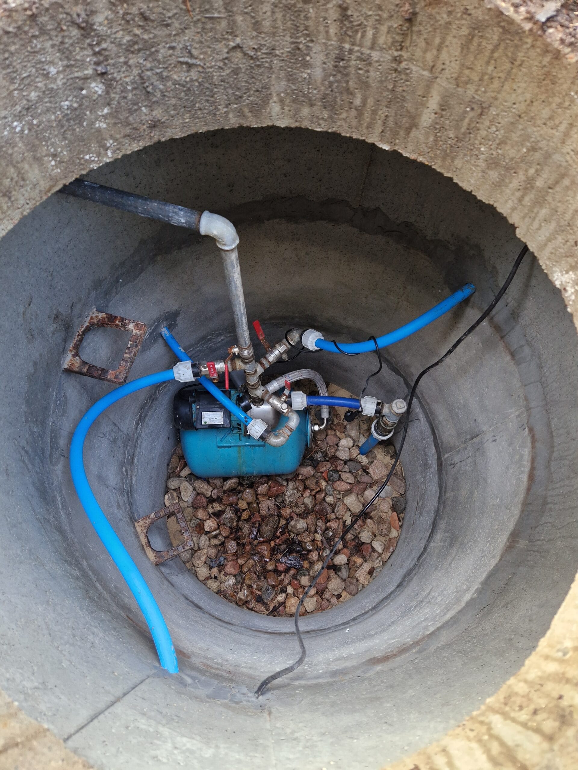 Zestaw hydroforowy (pompa IBO / Omnigena) zainstalowany w komorze z kręgów betonowych, podłączony do instalacji mieszanej (PE i ocynk).