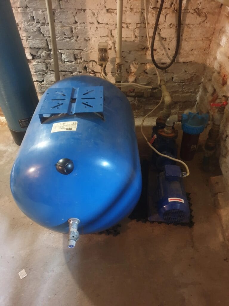 Krytyczny błąd montażowy: filtr siatkowy zainstalowany na rurociągu ssącym pompy hydroforowej SKA, grożący jej zniszczeniem.