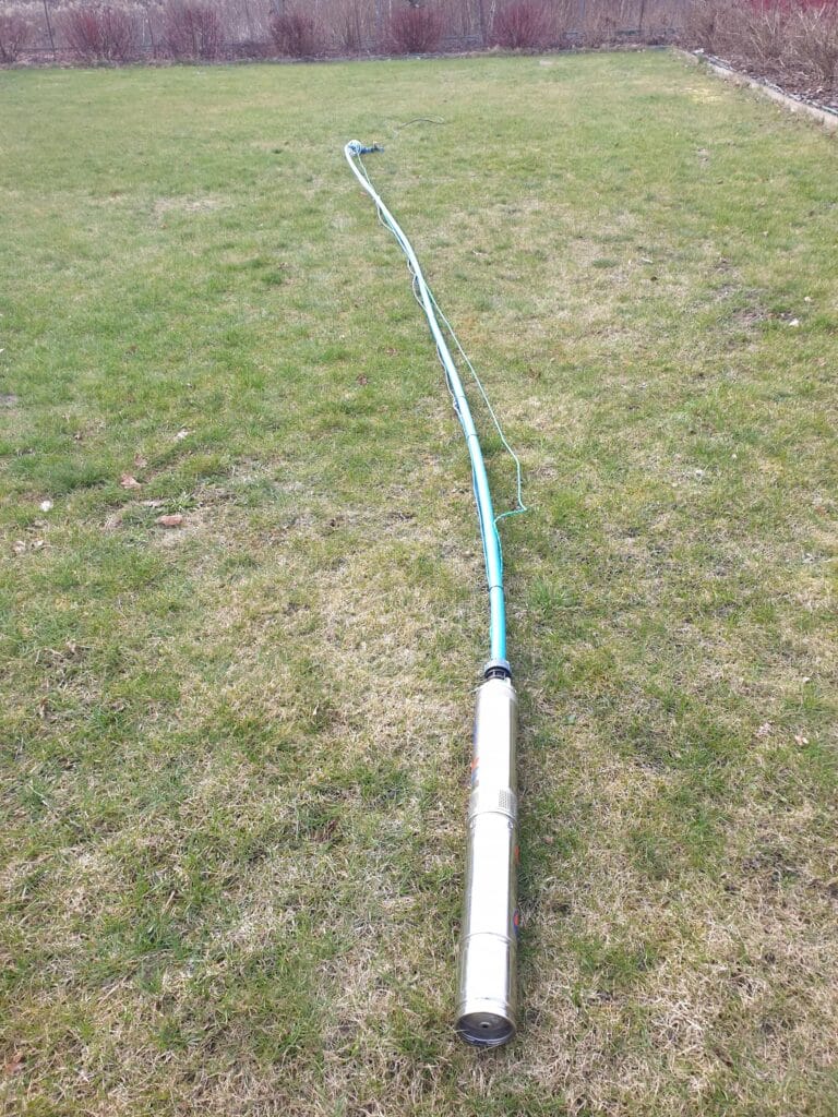 Pompa głębinowa premium Pedrollo 4SRm "uzbrojona" w rurę PE, kabel i linkę asekuracyjną, gotowa do montażu w studni.