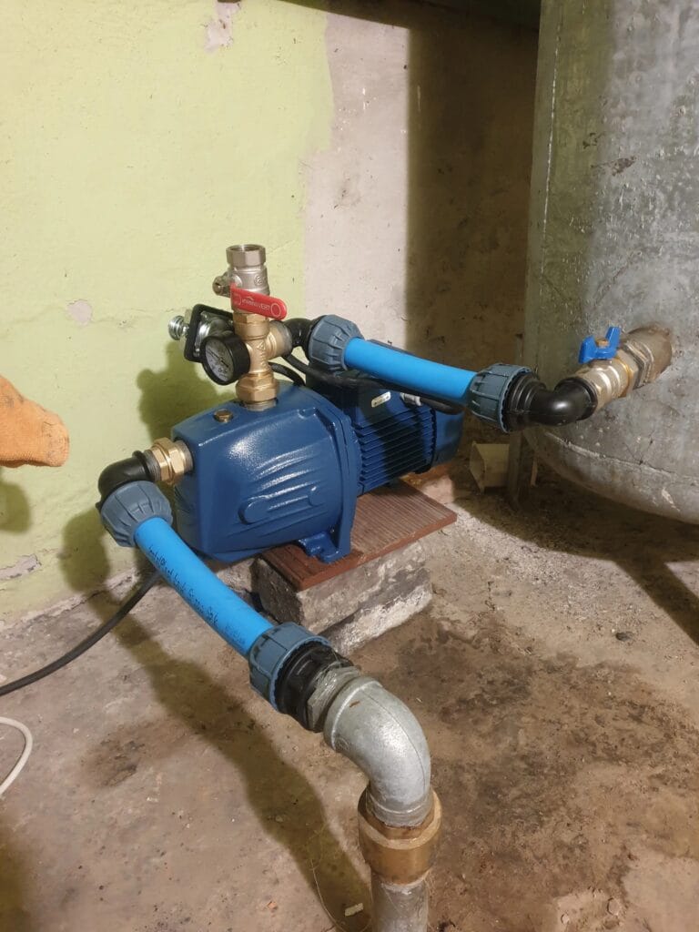 Montaż nowej pompy Pedrollo FUTURE JET (niebieska) w starej instalacji, zintegrowanej ze starym zbiornikiem ocynkowanym i rurą ssącą "ocynk".
