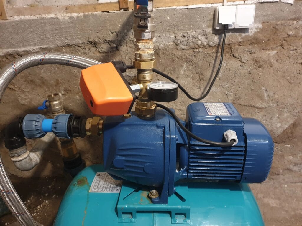 Modernizacja instalacji: nowa pompa Pedrollo JSWm i wyłącznik Pedrollo PSG wpięte za pomocą węża antywibracyjnego w starą instalację ocynkowaną.