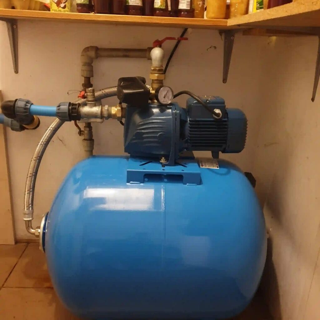 Modernizacja spiżarni: nowa pompa Pedrollo JSWm 2A (samozasysająca) zainstalowana w miejsce starej pompy.