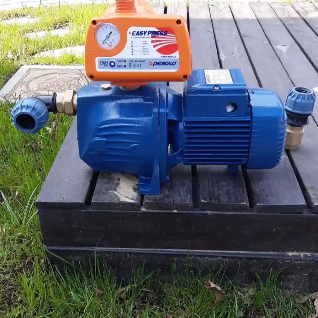 Zestaw pompowy Pedrollo: pompa JSWm (niebieska) zintegrowana z automatem sterującym Pedrollo EASY PRESS (pomarańczowy).