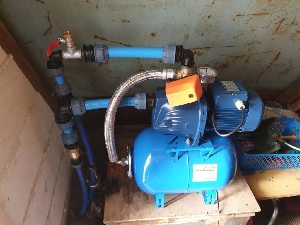 Montaż Hydromonters.pl na działce rekreacyjnej: kompletny zestaw Pedrollo (JSWm + PSG) na podstawie wibroizolacyjnej.