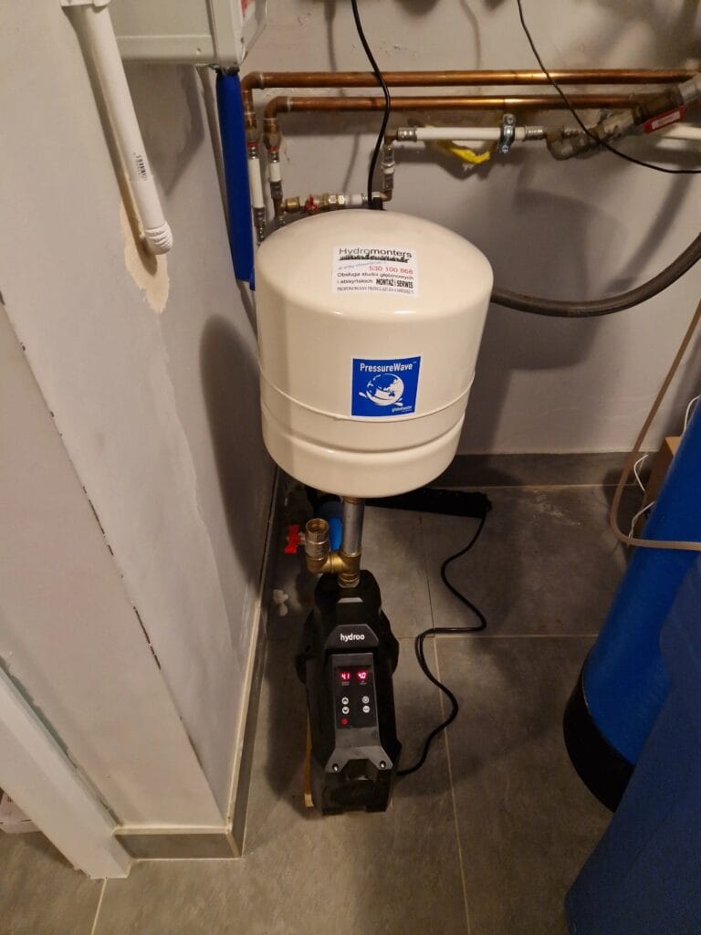 Kolejna instalacja Hydromonters.pl: pompa z zintegrowanym falownikiem Hydroo (czarna) i zbiornik buforowy PressureWave (biały) w kotłowni.