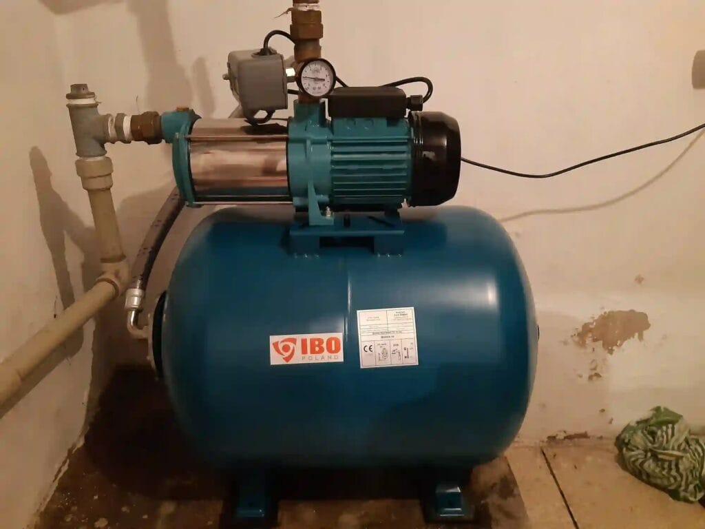 Zestaw hydroforowy: pompa IBO Dambat MHI 1300 i zbiornik IBO Poland. Widoczny "smaczek techniczny": ryzykowne uszczelnienie rury ssącej taśmą teflonową.