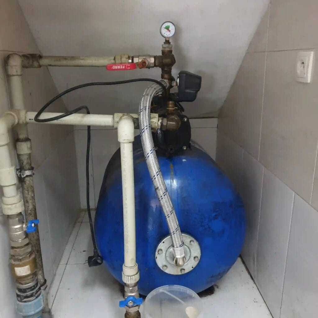 Kardynalny błąd instalacyjny: rura ssąca (z lewej) tworzy pułapkę powietrzną (syfon), co uniemożliwia pompie prawidłowe zassanie wody i prowadzi do jej zatarcia.