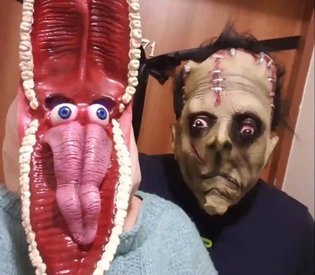 Humorystyczny obraz powitania instalatora pomp głębinowych. Dwie osoby w maskach, symbolizujące, że nawet straszna awaria pompy może zakończyć się pozytywną interwencją i dobrym humorem.