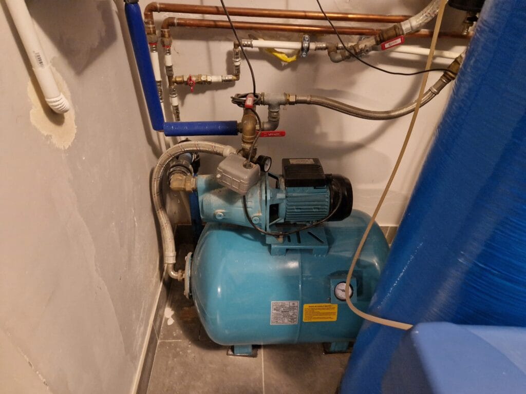 Profesjonalna wymiana starej pompy hydroforowej na nową, samozasysającą jednostkę premium Pedrollo JSWm 2A w czystej kotłowni.