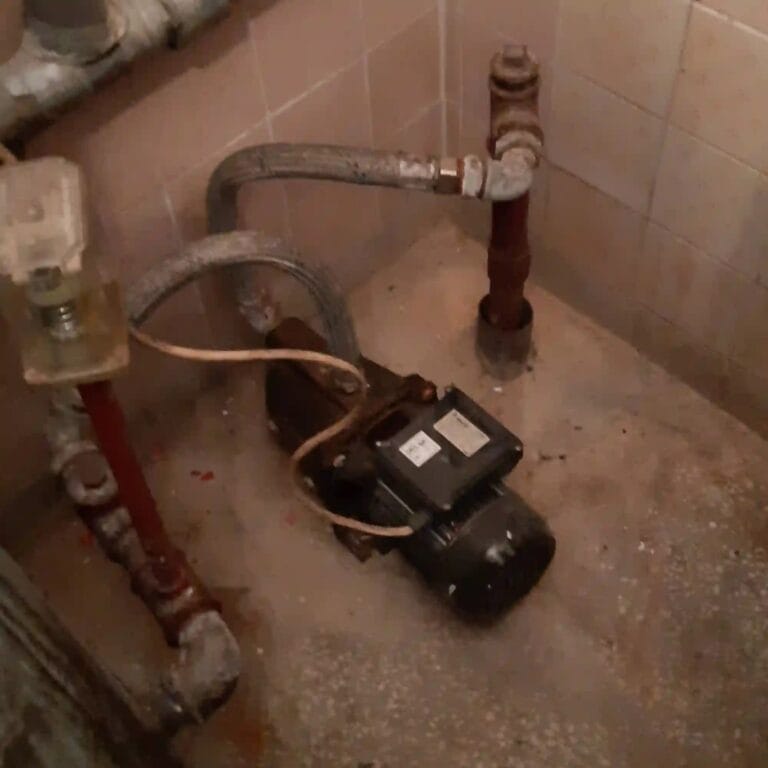 Poważne zagrożenie: archaiczna instalacja z pompą ssącą i starym, niehermetycznym wyłącznikiem ciśnieniowym, pracująca bez zbiornika hydroforowego.