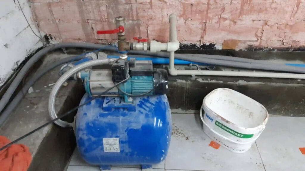 Podstawowy błąd montażowy: rurociąg ssący (sztywny) pompy MHI 1300 z ryzykownym uszczelnieniem na teflon, grożącym zapowietrzeniem pompy.