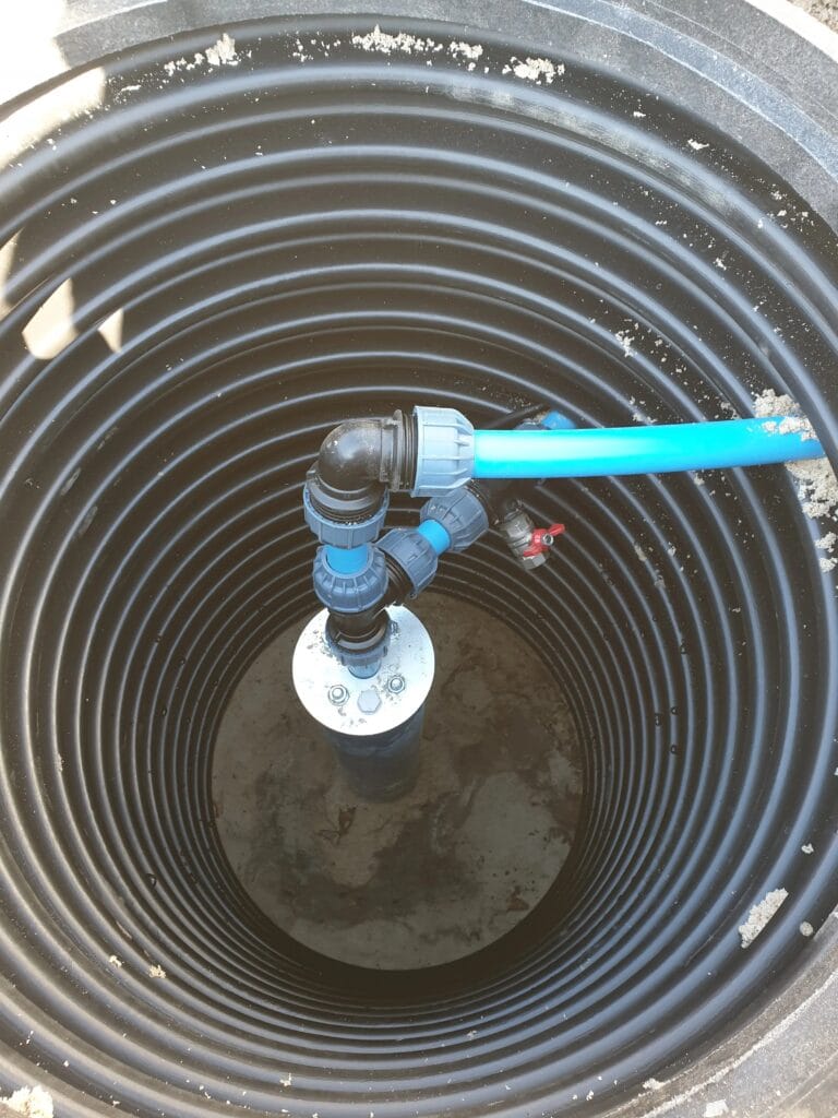 Hermetyczna głowica studni w suchej komorze rewizyjnej (rura karbowana), z "smaczkiem technicznym": portem do przedmuchiwania nawadniania.